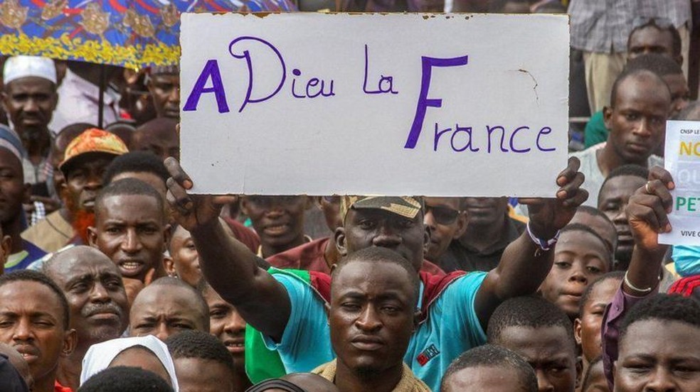 "Adeus França", diz uma faixa segurada por um manifestante pró- golpe no Níger — Foto: Reuters