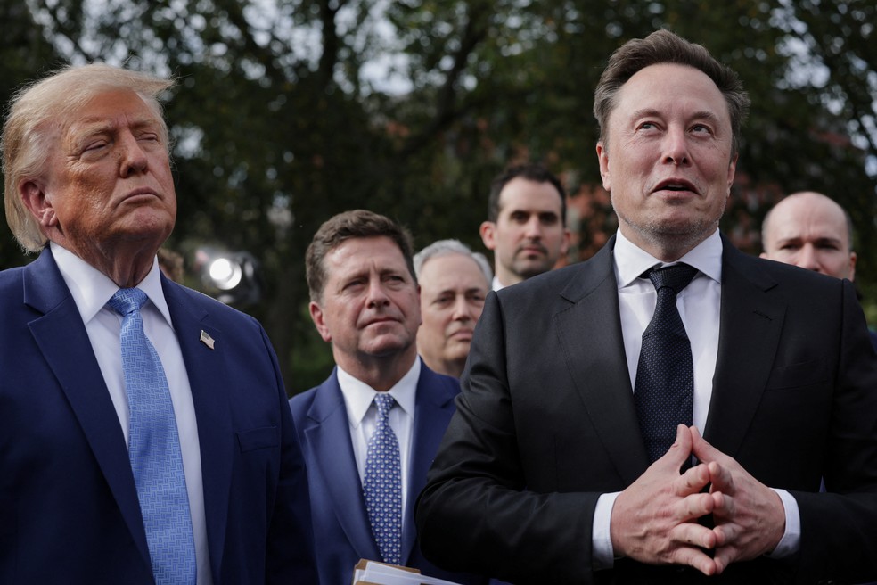 O presidente dos EUA, Donald Trump, e o fundador e CEO da SpaceX e da xAI, Elon Musk, falam com jornalistas na entrada da Casa Branca — Foto: Jonathan Ernst / Reuters