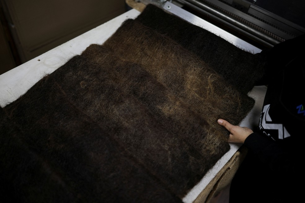 Cabelo humano depois passa por tecelagem — Foto: Reuters