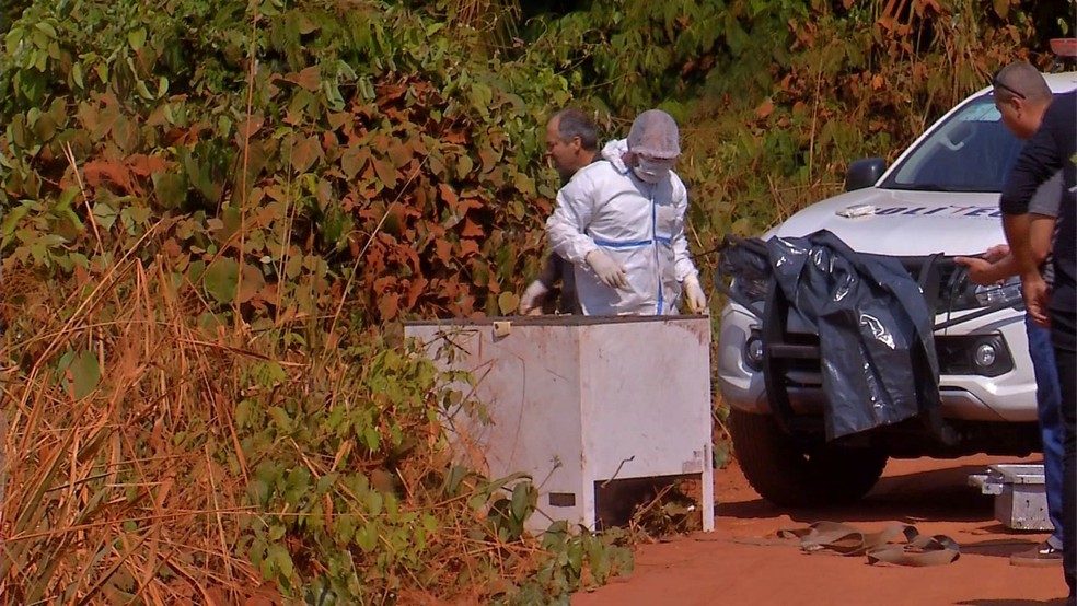 Corpo da vítima estava dentro de um freezer jogado às margens de estrada — Foto: Doni Vilanova/TVCA