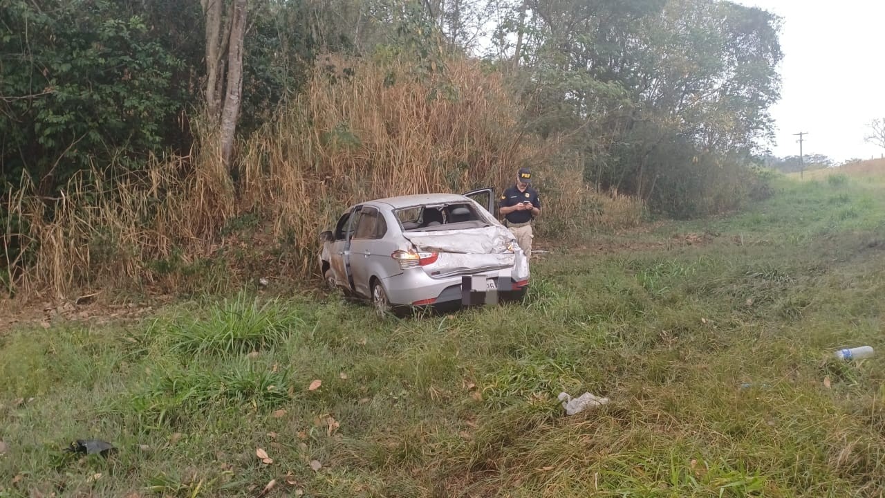 Carro sai da pista e duas mulheres ficam feridas na BR-393, em Barra do Piraí