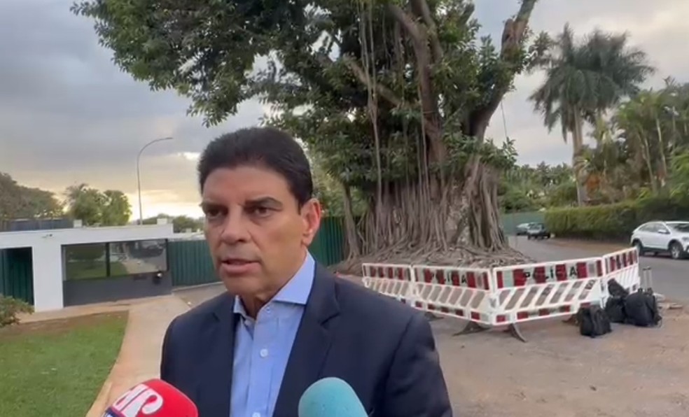 Deputado Cl&aacute;udio Cajado (PP-BA), relator do arcabou&ccedil;o fiscal, em entrevista &agrave; imprensa nesta quinta (11). &mdash; Foto: TV Globo