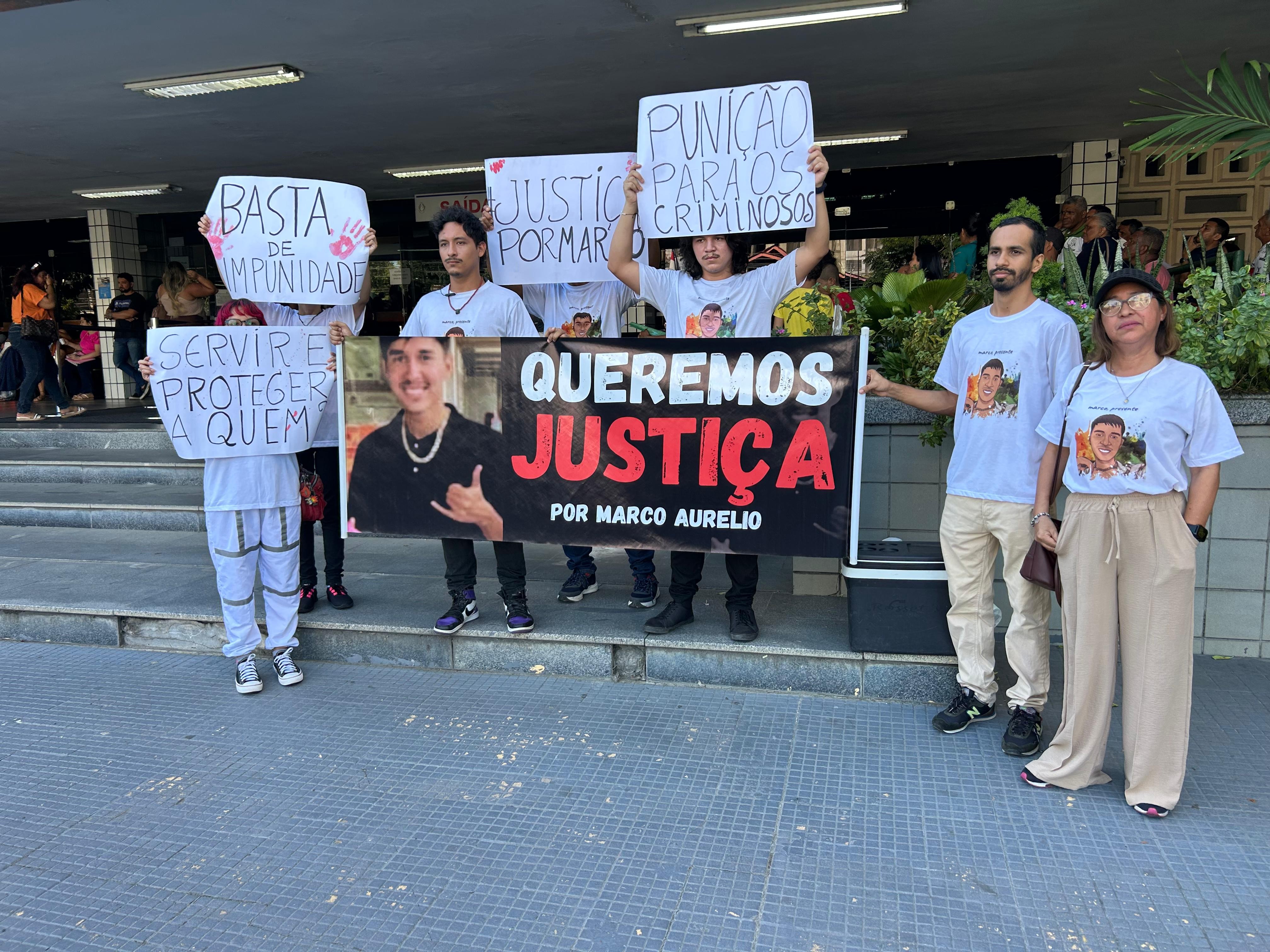 Família de universitário morto em ação da PM pede justiça durante audiência em Manaus