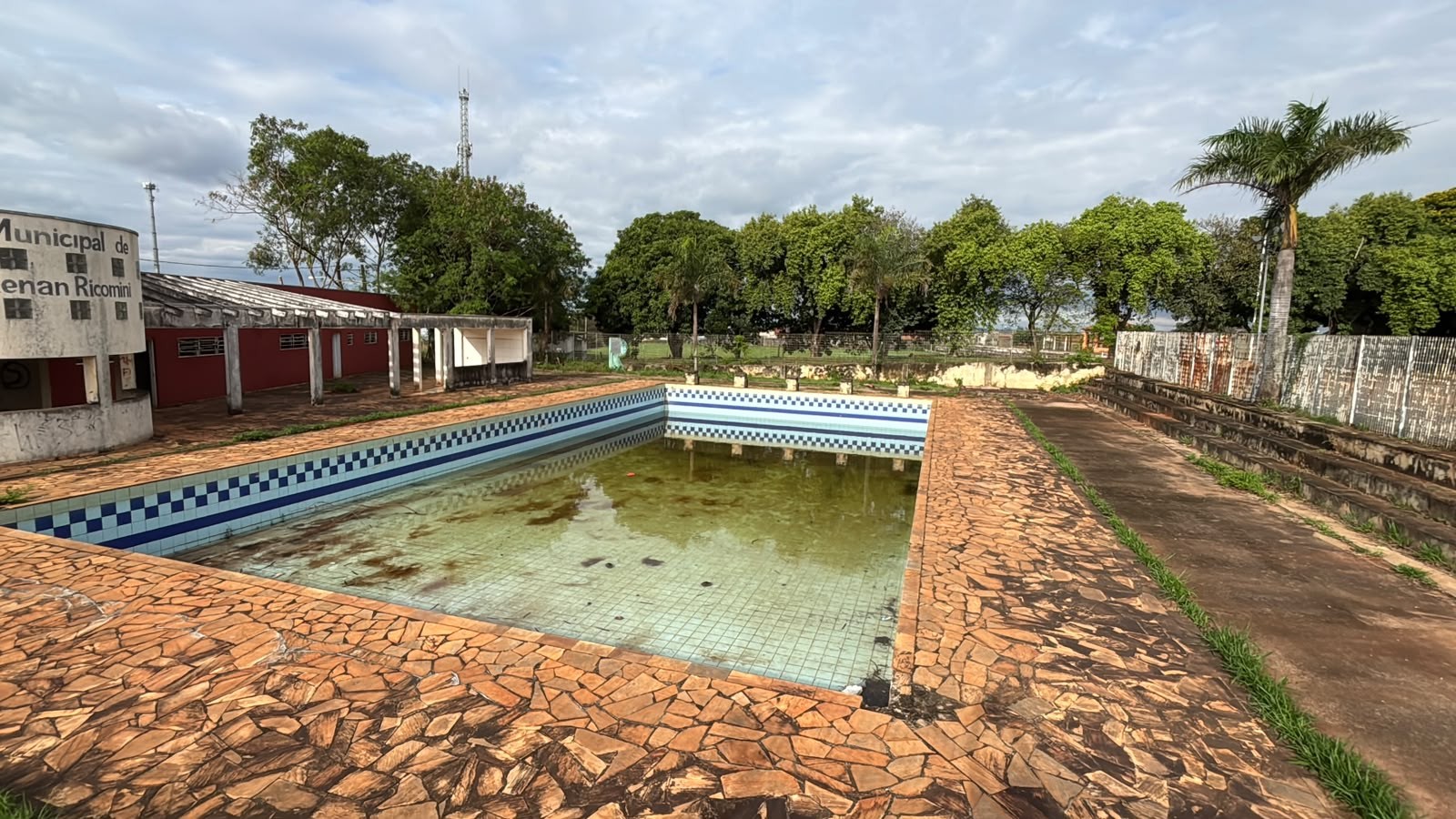 Centro Esportivo em Rafard tem mofo e piscina com água acumulada; prefeitura promete revitalização