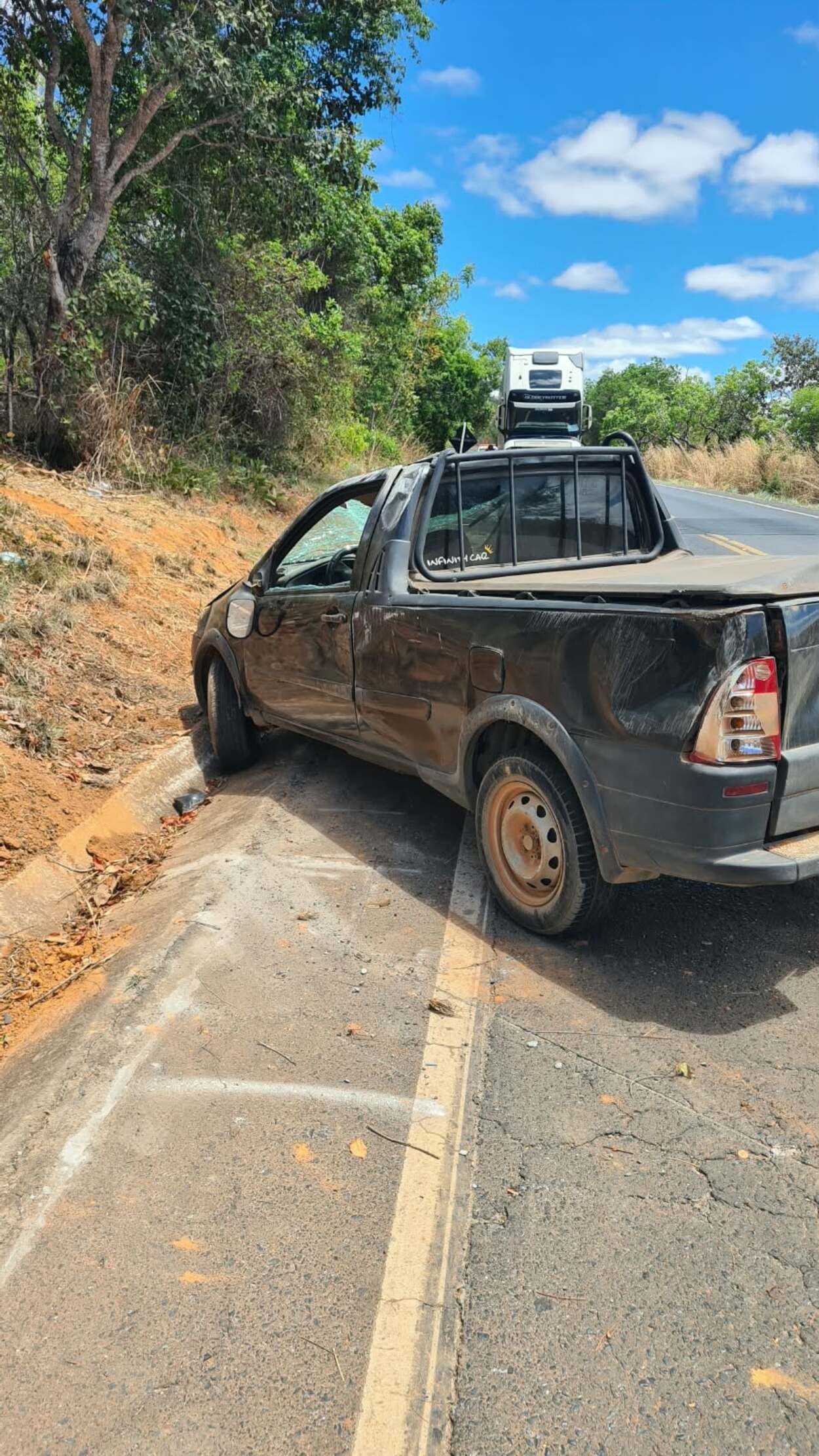 Após falha nos freios, idoso tenta evitar batida, capota caminhonete e atinge radar na MGC-135