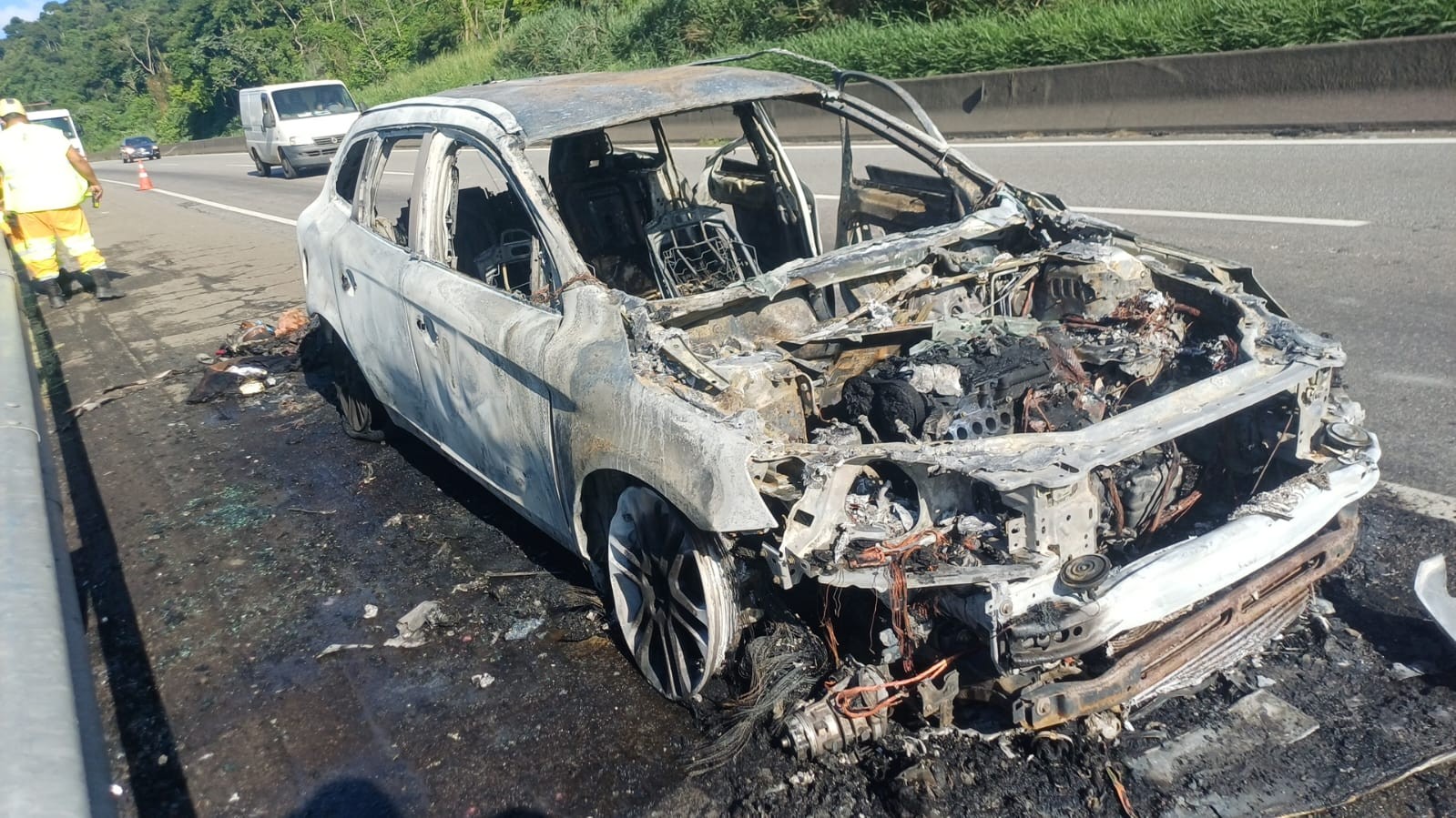 Carro com licenciamento vencido pega fogo na Via Dutra, em Piraí