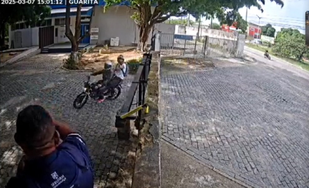Dupla em moto rouba arma e colete de segurança em Fortaleza. — Foto: Reprodução