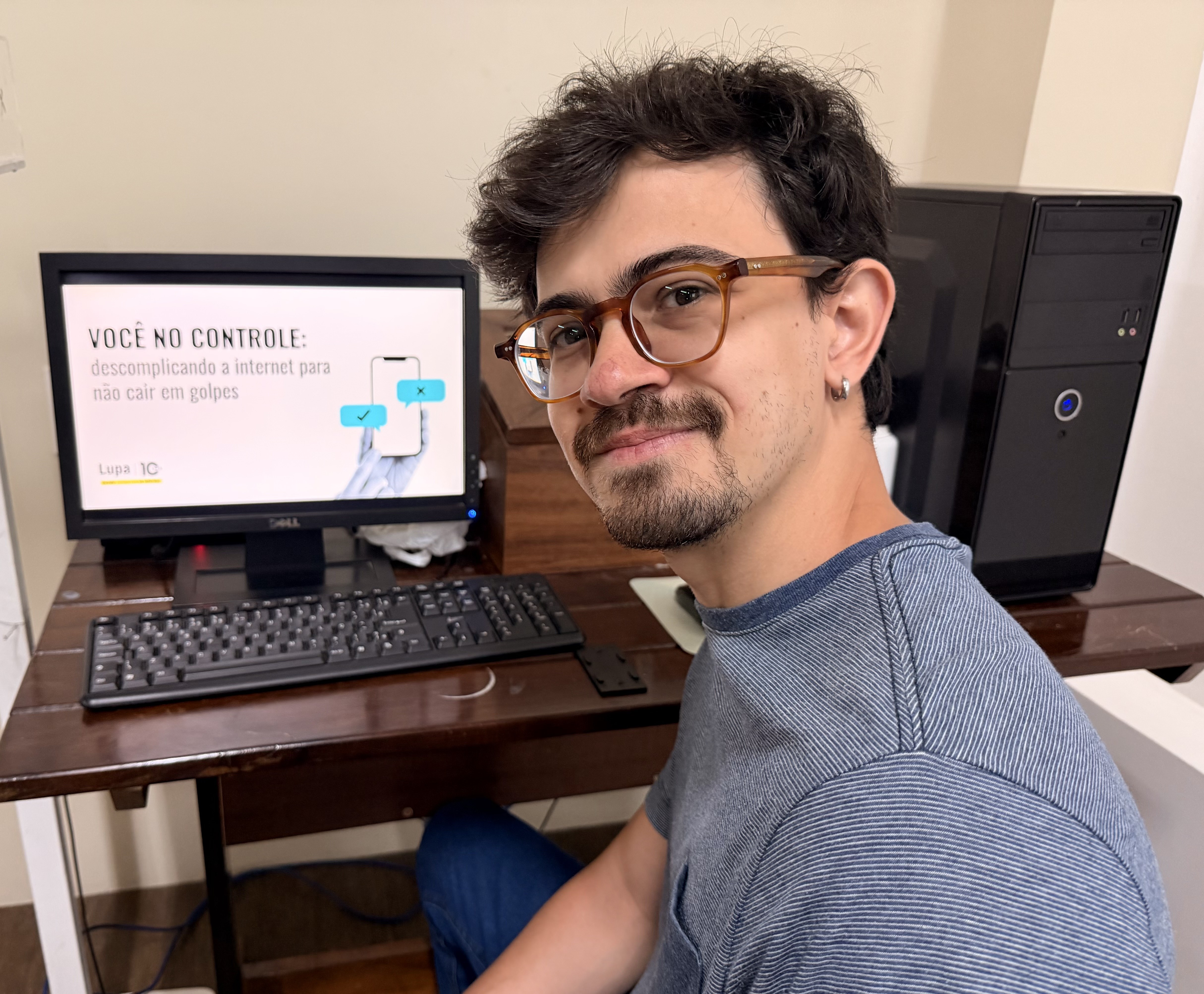 Idosos aprendem a se defender de golpes digitais