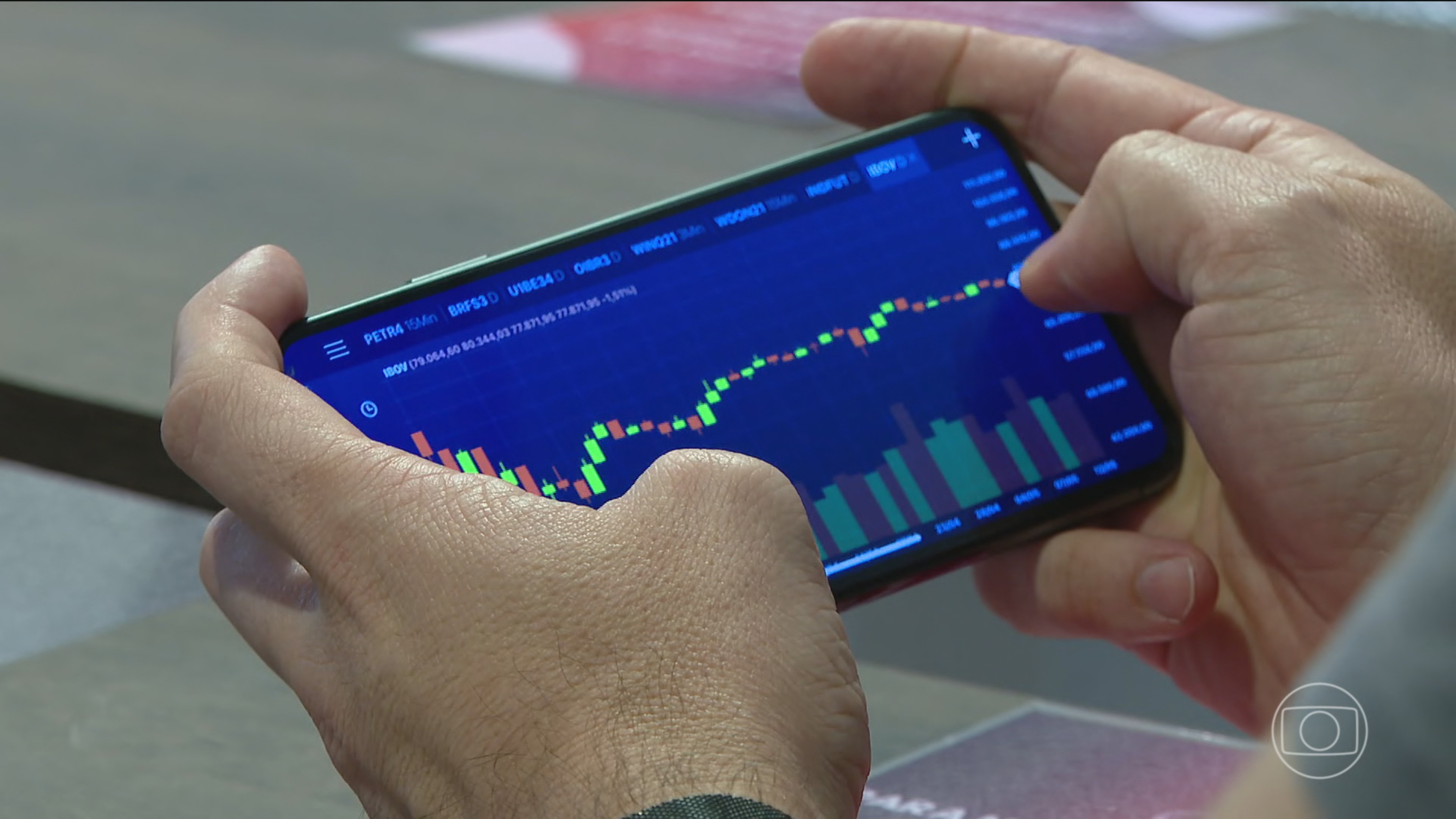 Decisão judicial contra tarifaço de Trump tem repercussão imediata; bolsa de valores de São Paulo alcança novo recorde e dólar cai