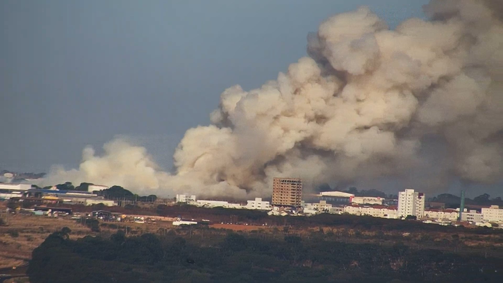 Incêndio de grandes proporções cobre parte de Uberlândia com nuvem de fumaça