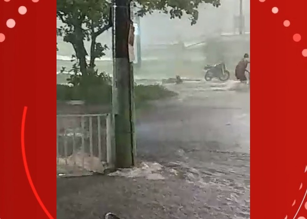 Homem que empurrava moto é arrastado pela enxurrada durante temporal em Frutal