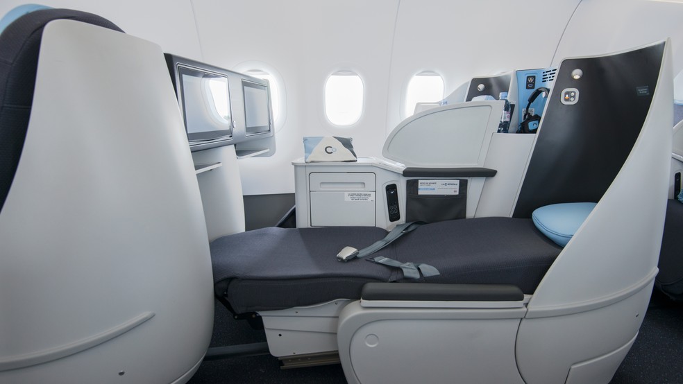 Avião exclusivo para classe executiva permite reclinar os assentos até eles ficarem totalmente na horizontal — Foto: Divulgação/La Compagnie