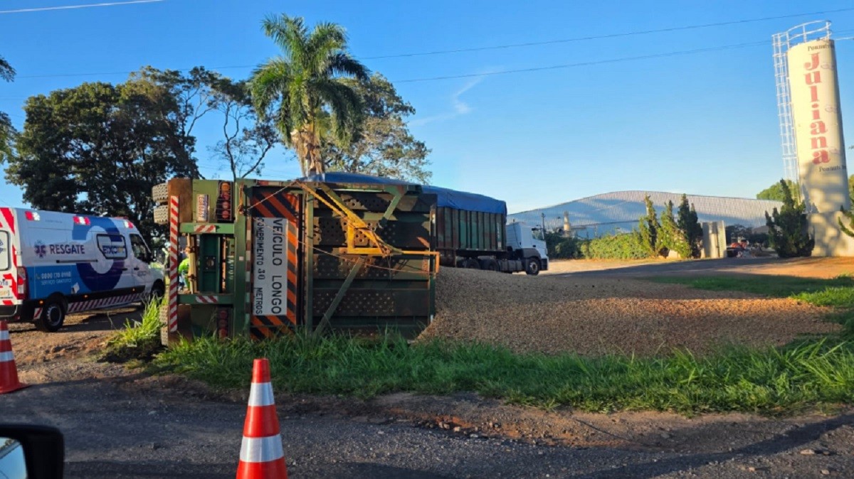 Carreta carregada com amendoim tomba às margens da SP-294 em Tupã