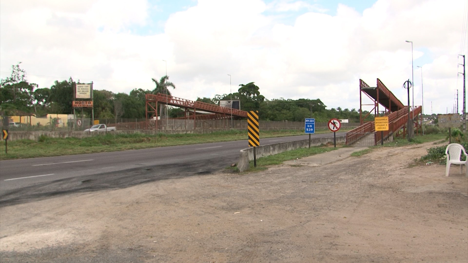 Radares e redutores de velocidade são instalados em trecho da BR-324 após carreta derrubar passarela