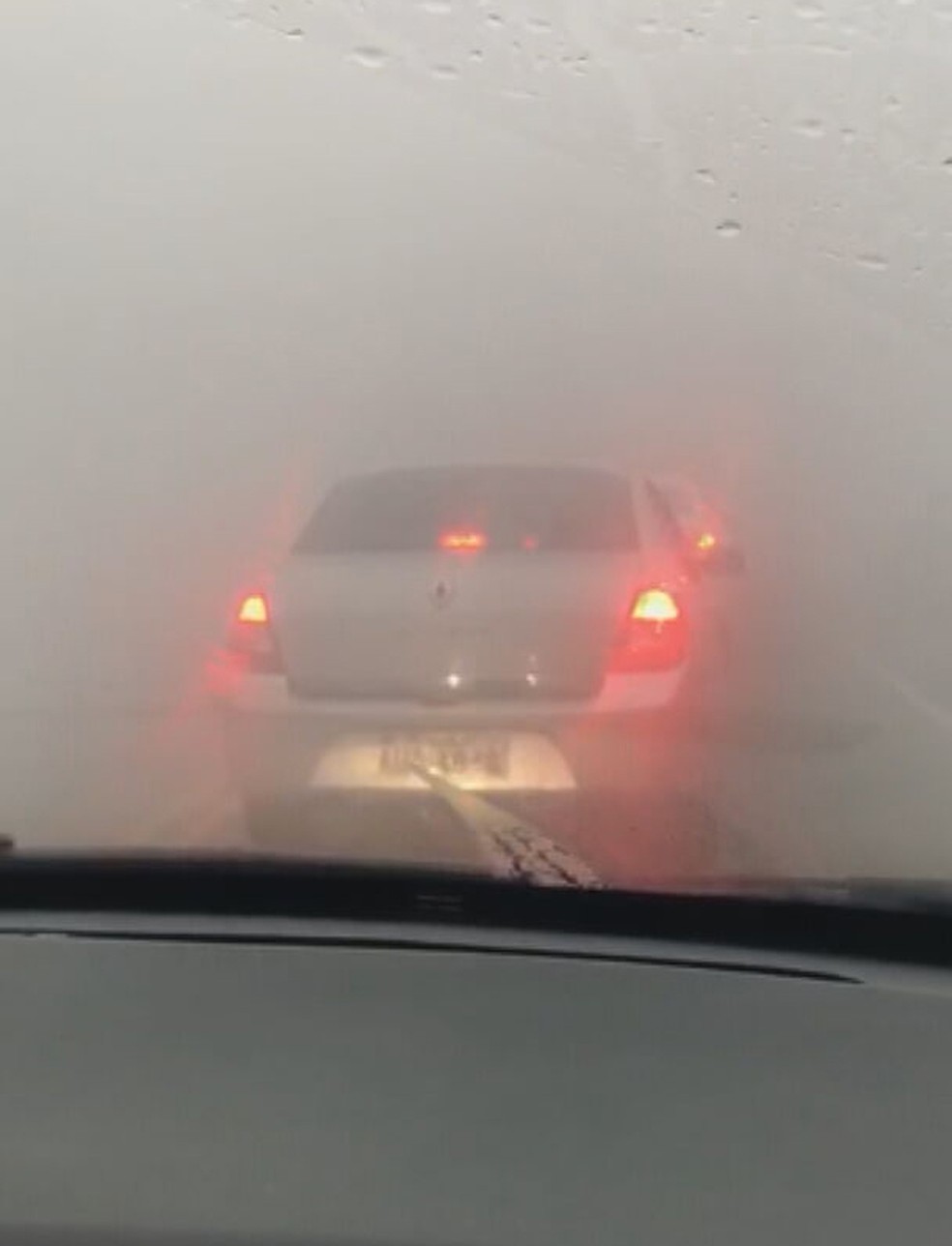 Motoristas enfrentam baixa visibilidade por causa de incêndio em lixão em Teresópolis — Foto: Reprodução