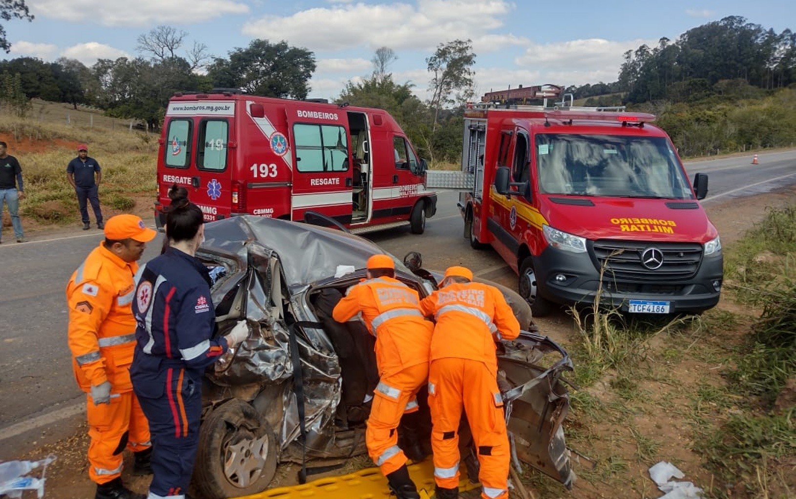 Idoso morre e passageiro fica ferido após carro bater em caminhão e ser atingido por carreta na MG-179