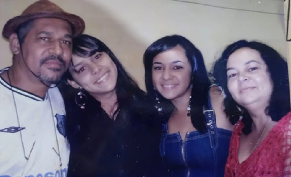 Adelcio, Isabela, Taís, que faleceu em decorrência da doença, e a mãe Maria Nilva  Foto: Arquivo Pessoal