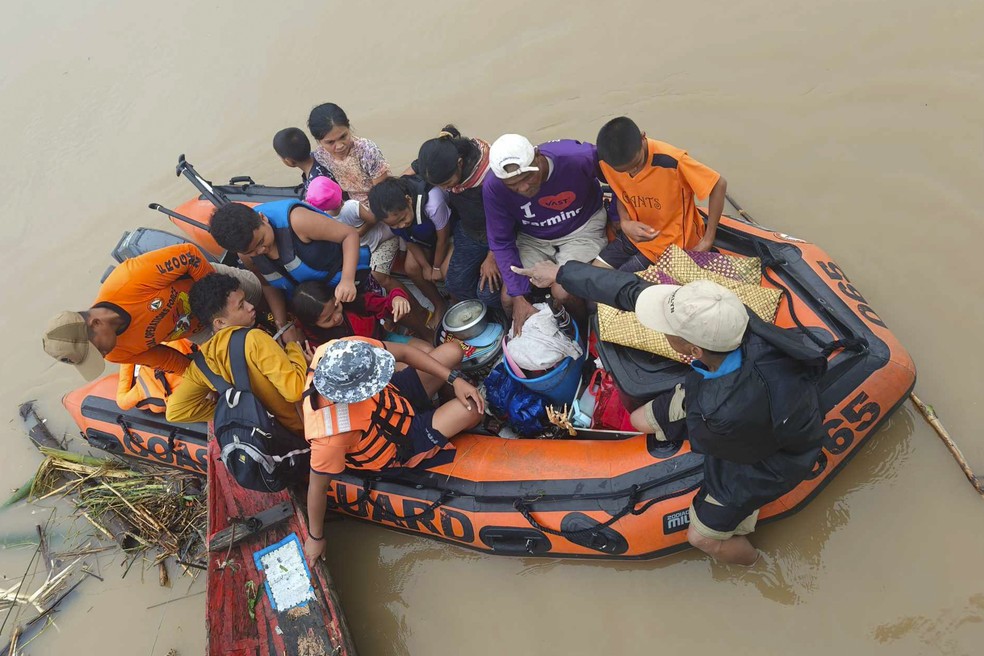 Pessoas s&atilde;o resgatadas ap&oacute;s tempestade atingir as Filipinas &mdash; Foto: Michelle Ricasio/AP