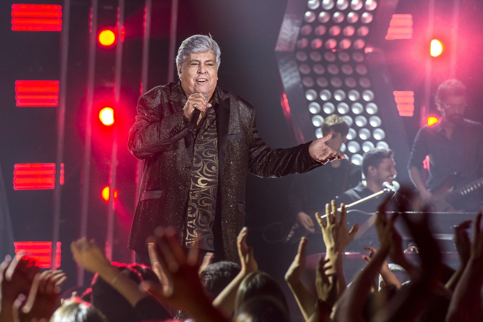 Sidney Magal recebe alta e deixa hospital em SP