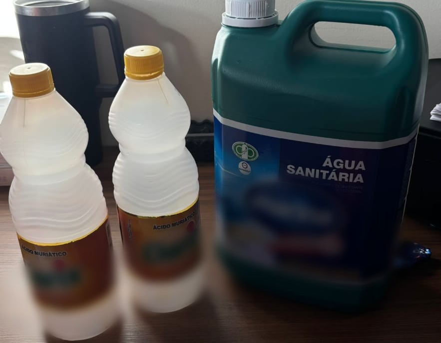 Mulher é internada após misturar água sanitária e ácido muriático para limpar casa em MG