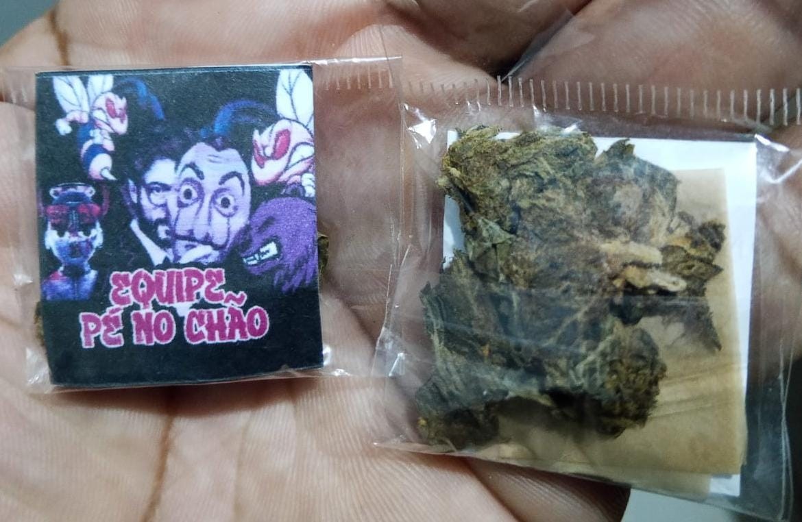 ‘Equipe Pé no Chão’: papelotes de maconha personalizados são apreendidos em Óbidos