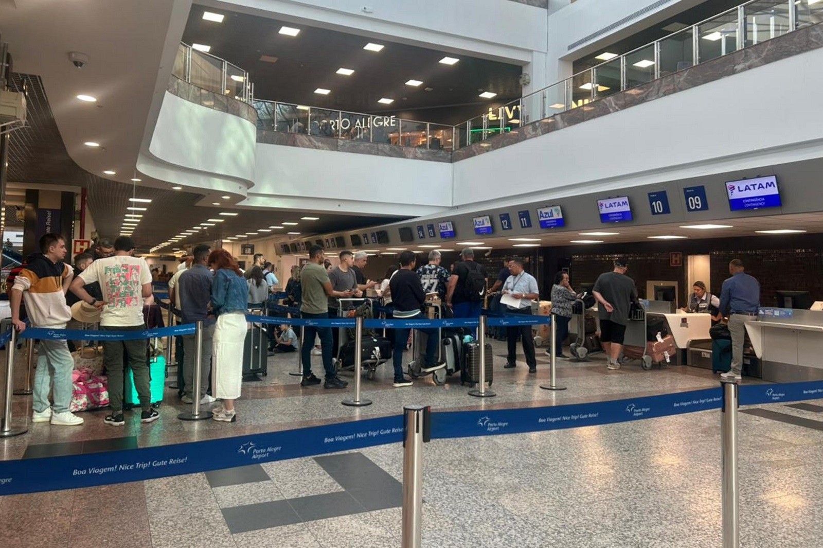 Falta de luz provoca atrasos em voos e gera filas no aeroporto de Porto Alegre