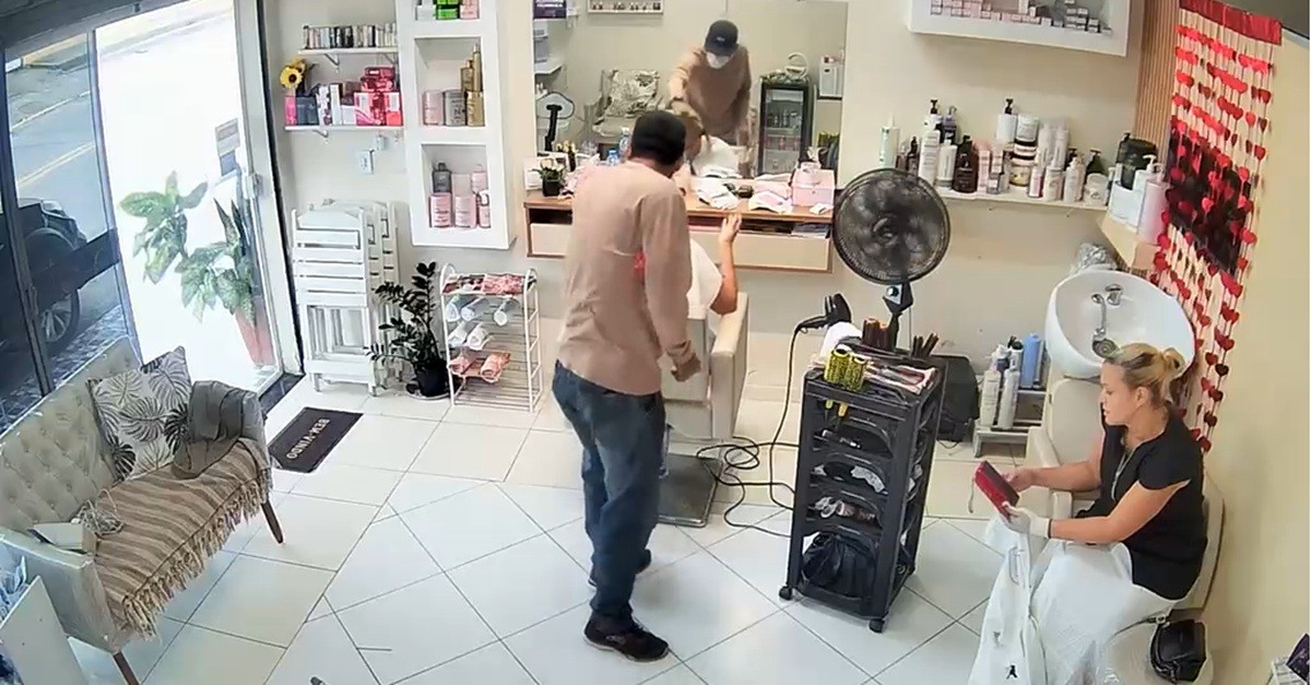 Homem com faca e máscara hospitalar assalta salão de beleza e rouba carro em Maricá; VÍDEO