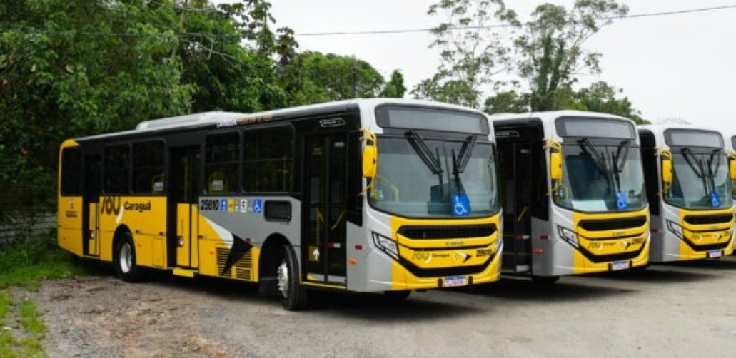 Motorista é preso e demitido por justa causa acusado de dirigir ônibus bêbado e bater veículo em muro em Caraguatatuba, SP