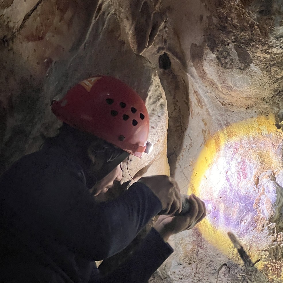 O arqueólogo Adhi Agus Oktaviana ilumina a silhueta. — Foto: Fornecido por Max Aubert