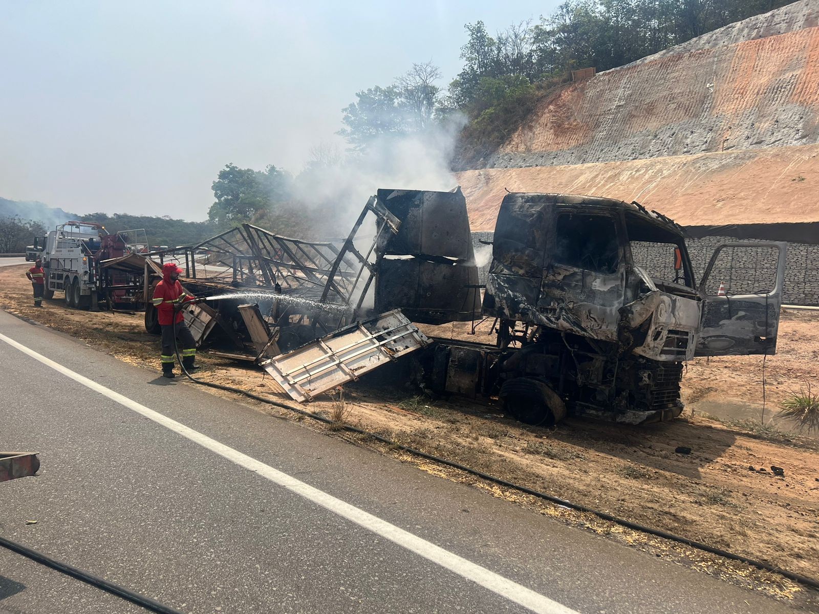 Motorista escapa antes de carreta ser destruída por incêndio na BR-262, em Nova Serrana