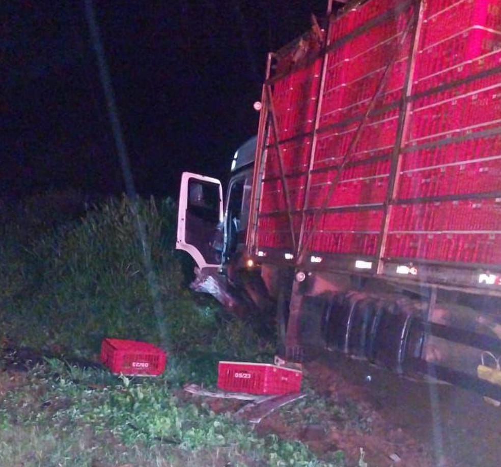 Acidente entre carro e caminhão na BR-163 — Foto: Reprodução