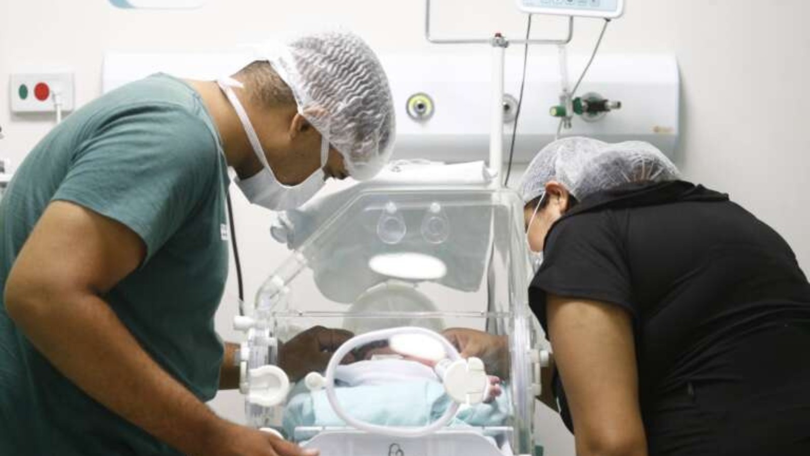 Um dia após incêndio em hospital, Governo do Ceará anuncia abertura de 285 novos leitos obstétricos e neonatais em Fortaleza