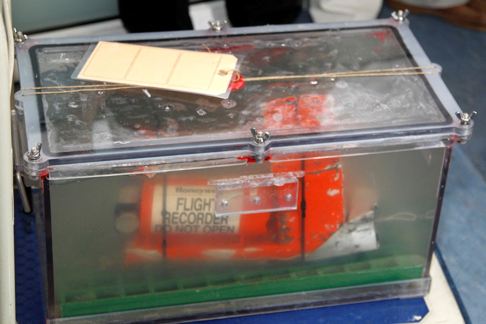 O gravador de voz da cabine, um dos dois gravadores de voo do voo Rio-Paris da Air France que caiu em 2009, é exibido à imprensa antes de uma coletiva de imprensa na sede do BEA em Le Bourget — Foto: Charles Platiau/Reuters/Arquivo