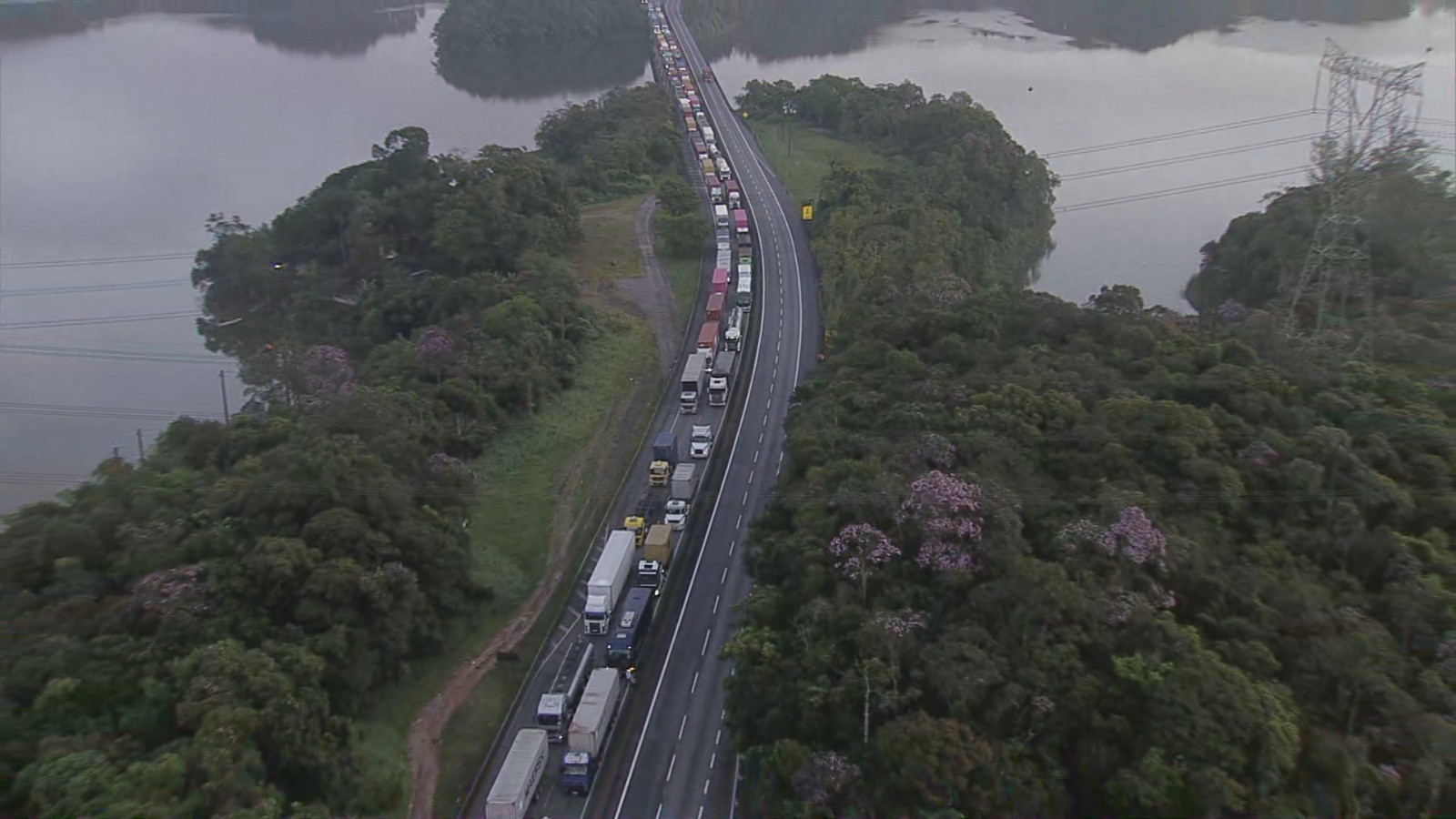 Queda de passarela na Via Anchieta causa atrasos na saída de ônibus em SP e congestionamento nas estradas rumo ao litoral 