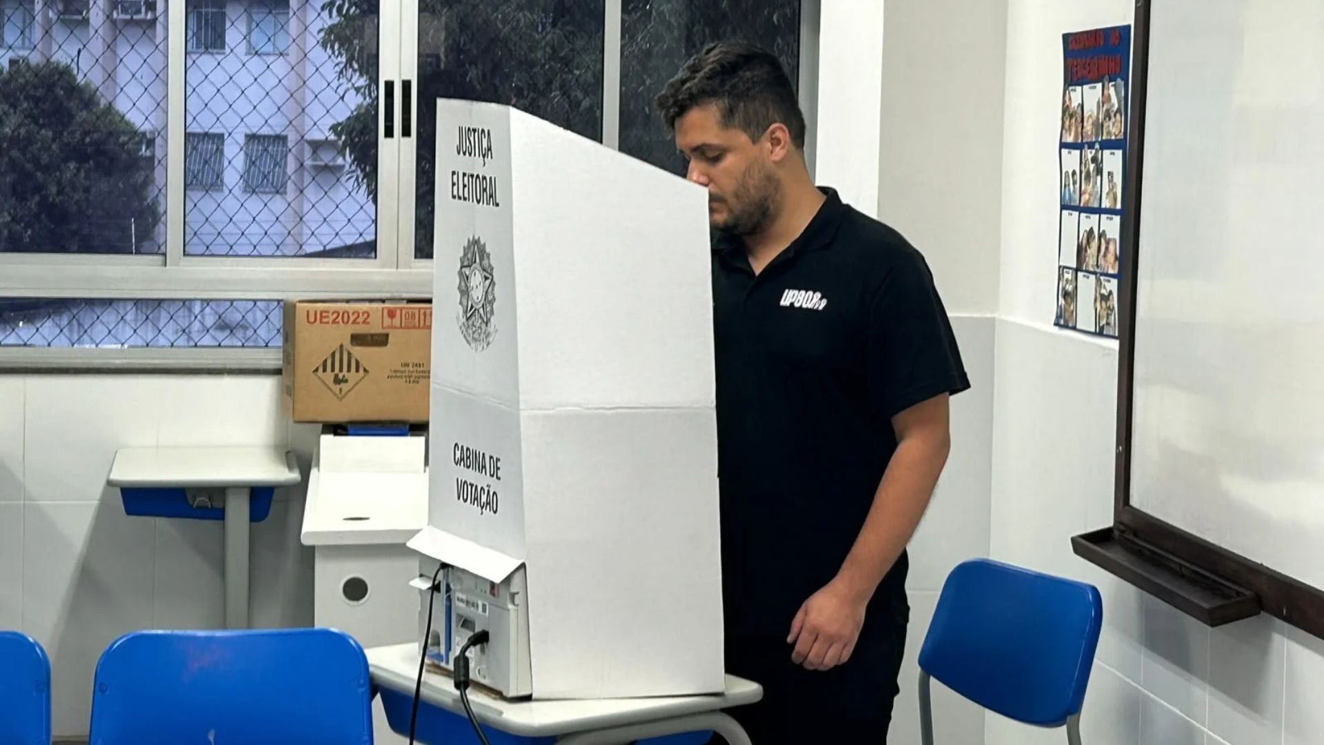 Rafael Demuner (UP) vota em Vitória