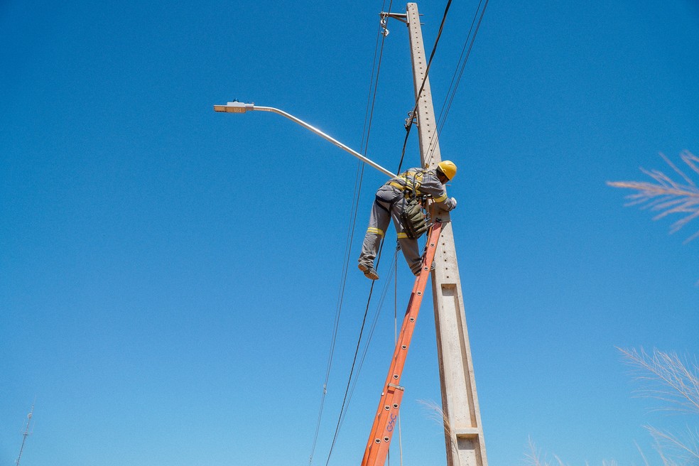 Instalação luz poste iluminação LED Santa Fé Uberaba 11-08-2023 — Foto: Prefeitura de Uberaba/Divulgação