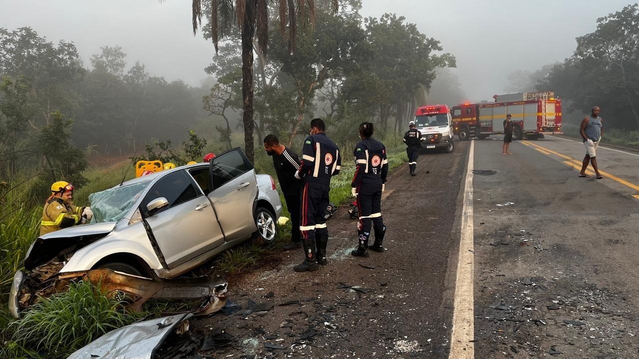 Mulher morre depois de carro e van baterem de frente durante uma ultrapassagem na BR-040 | Grande Minas