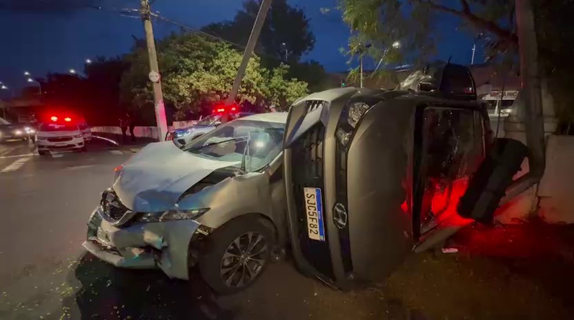 VÍDEO: homem fica em estado grave após carro capotar em cruzamento de Americana