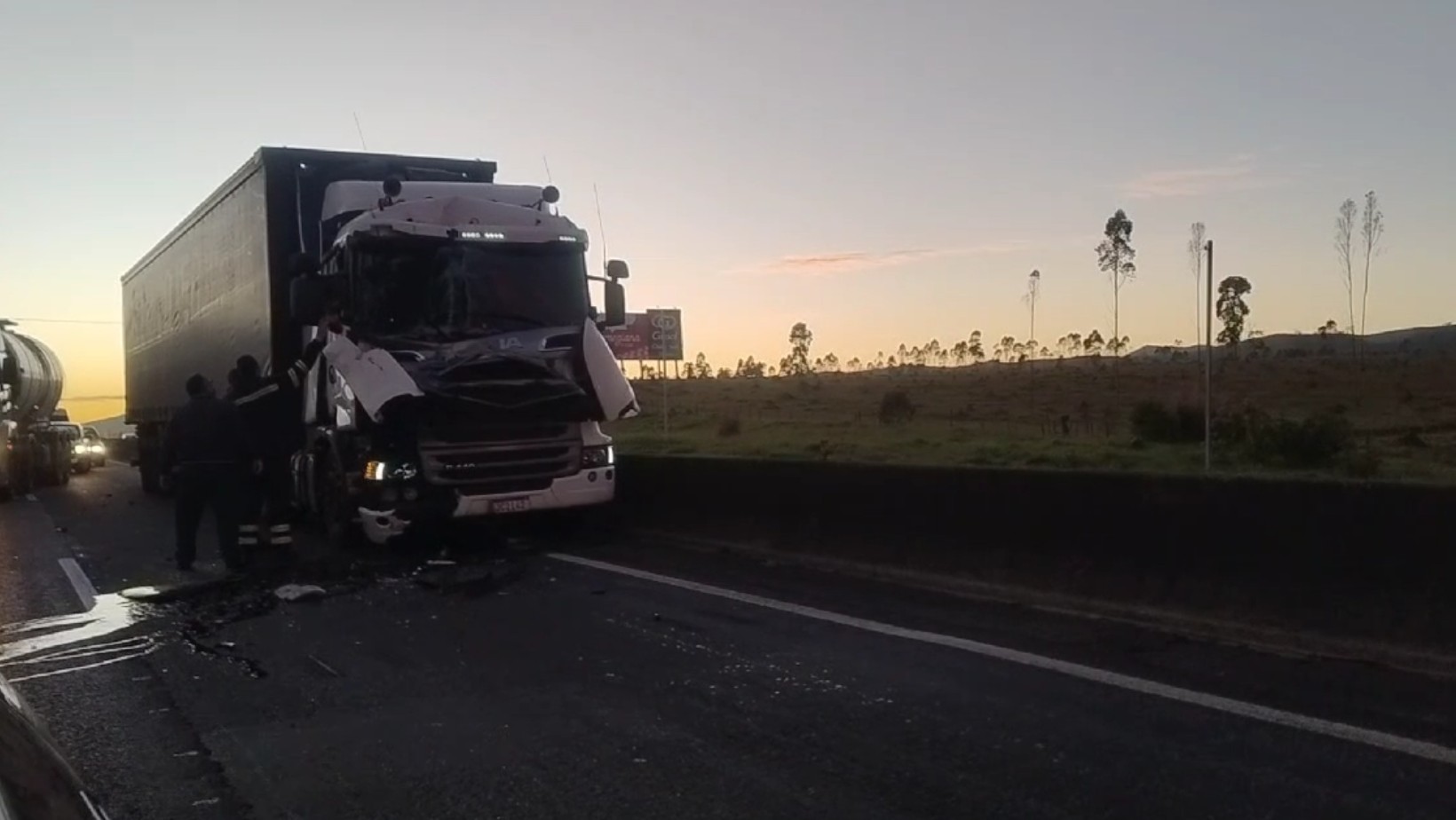 Engavetamento entre caminhão, carreta e dois carros interdita faixa da Dutra em Pindamonhangaba