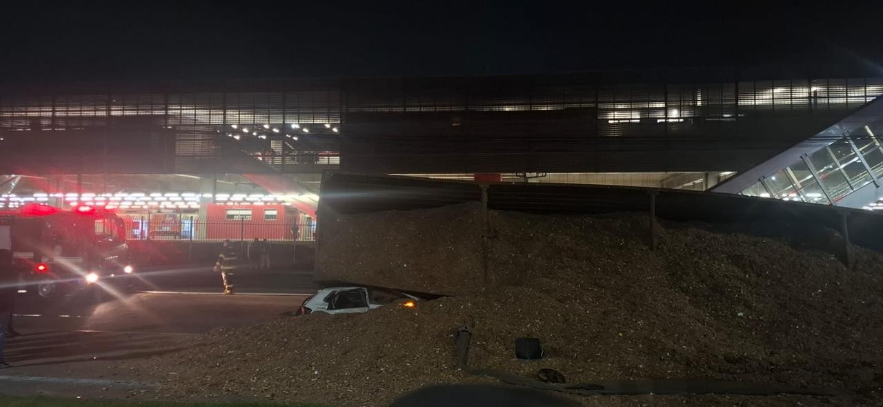 Carreta tomba e atinge dois veículos em Suzano, SP