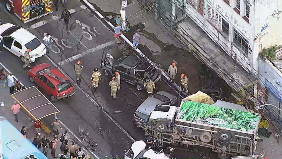Acidente envolve 10 veículos na Alameda São Boaventura, em Niterói, na Região Metropolitana do Rio — Foto: Reprodução/ TV Globo