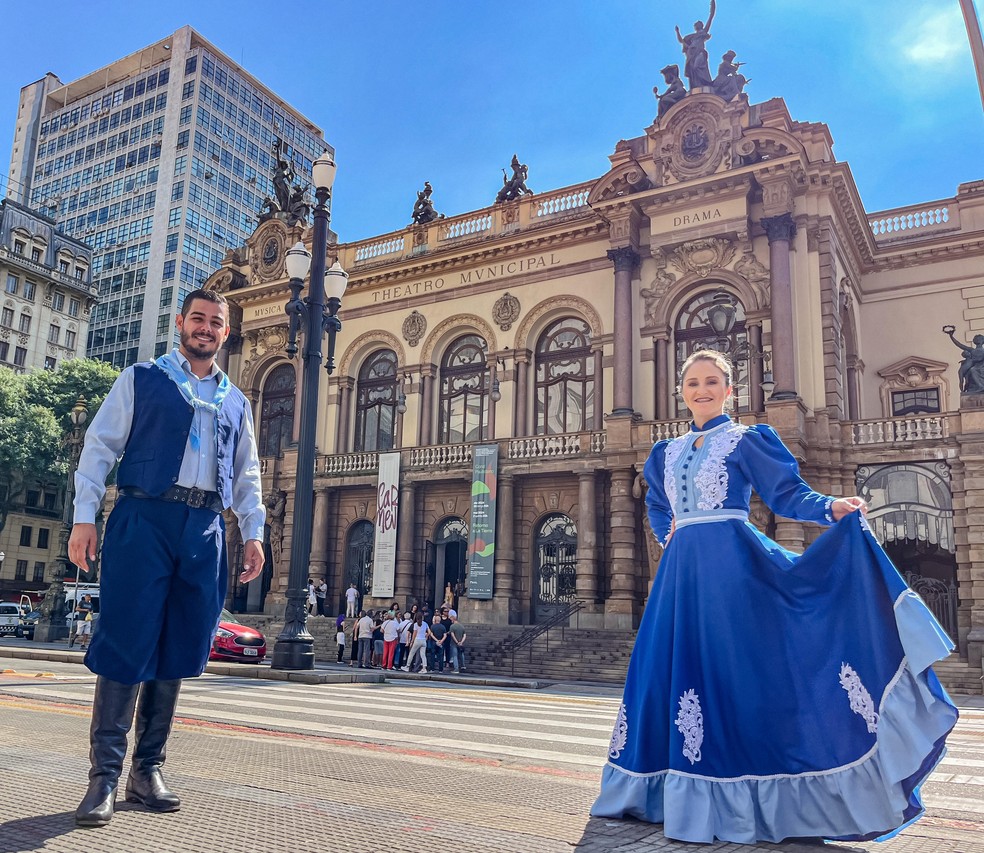 Wendell Coelho e Pati Viegas, com roupas típicas do RS, no Theatro Municipal de SP — Foto: Arquivo pessoal