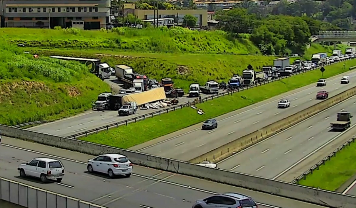 Carreta tomba e interdita marginal da Dom Pedro I em Campinas