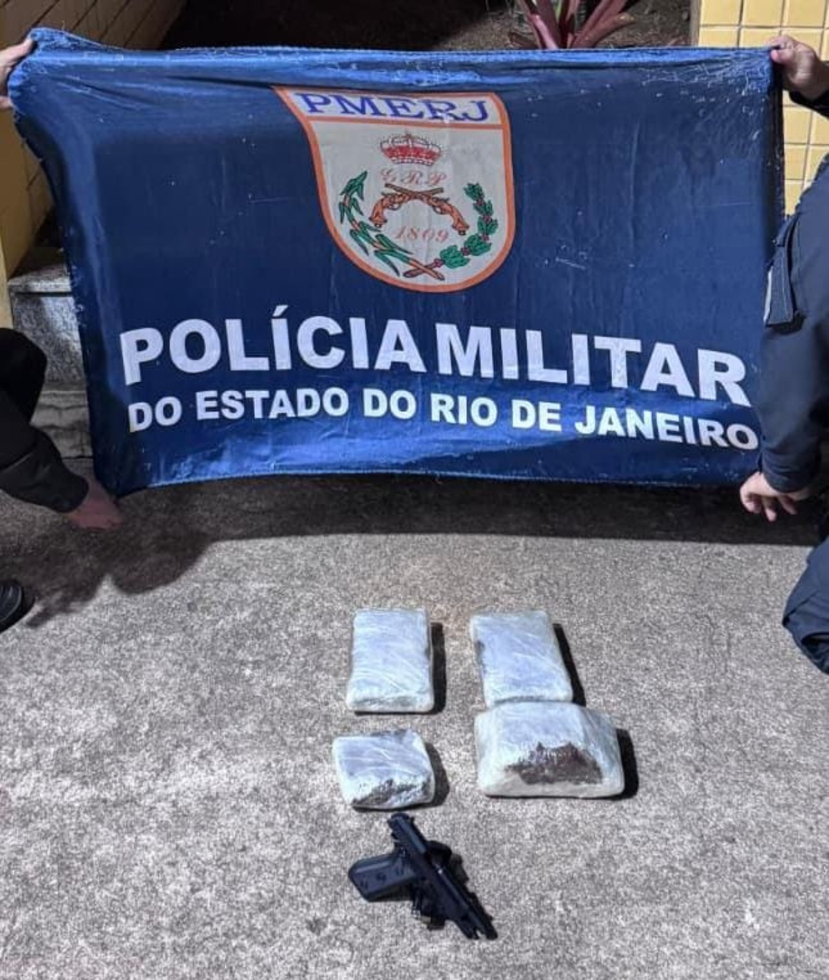 Jovem é presa com 5 kg de maconha e arma dentro de ônibus em Sapucaia
