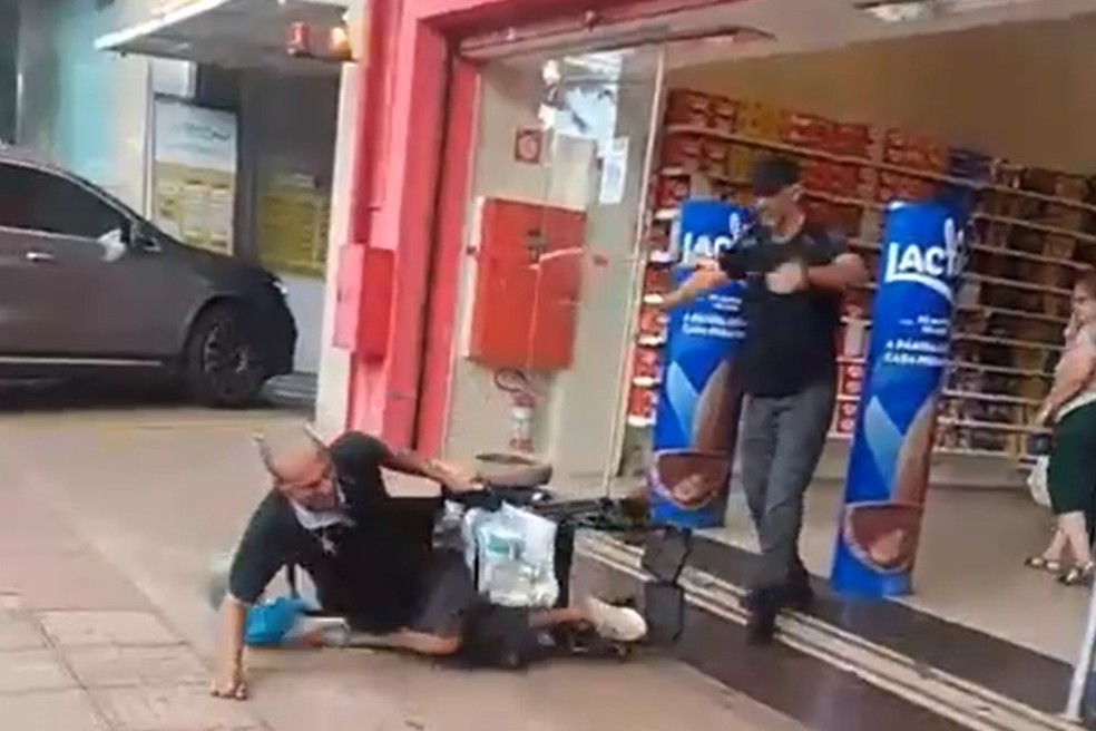 Cadeirante levou socos, chutes e foi empurrado por segurança das lojas Americanas em Campo Grande. — Foto: Reprodução/Redes Sociais