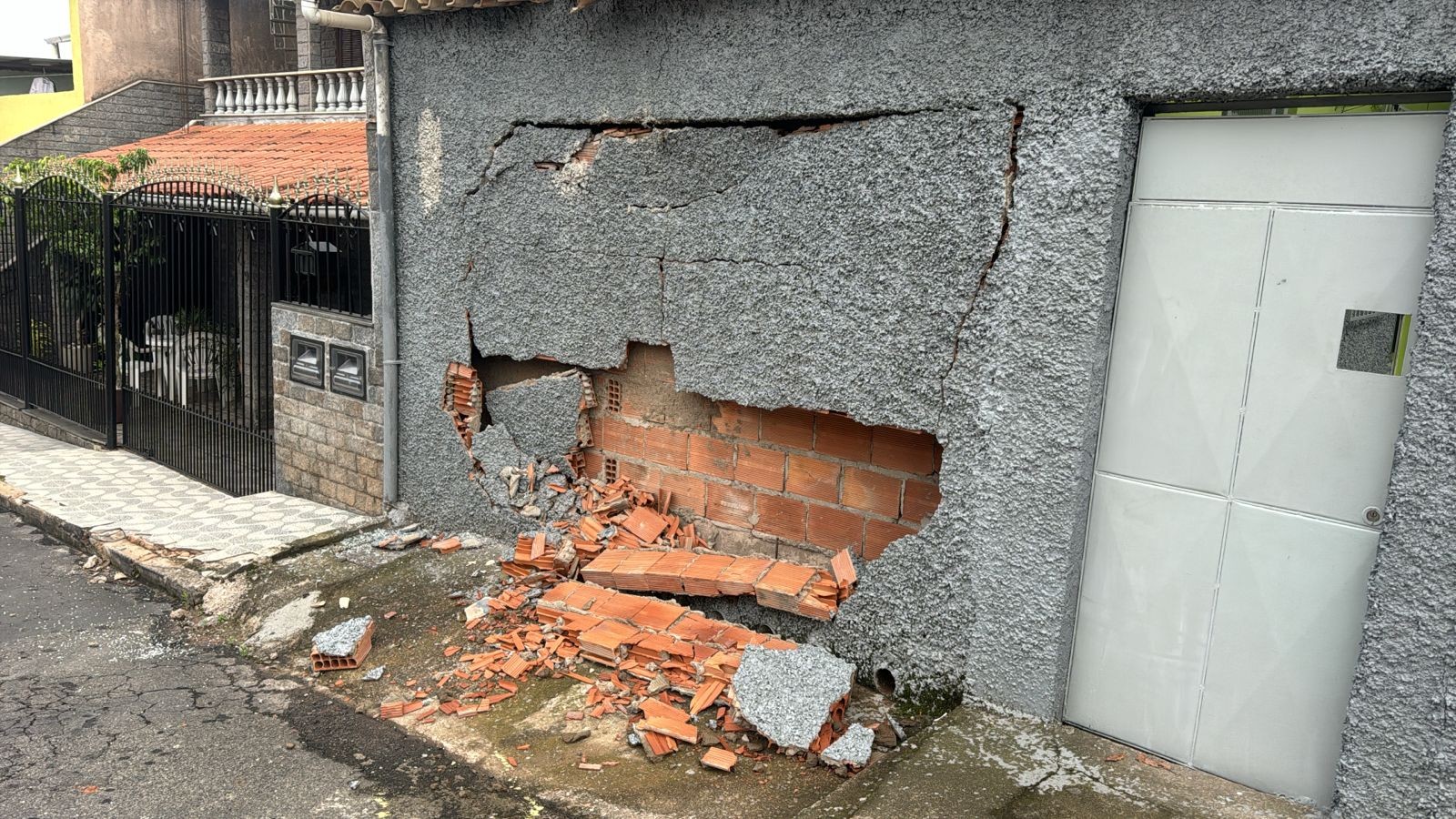 Ônibus urbano atinge muro de casa de idosa em Juiz de Fora