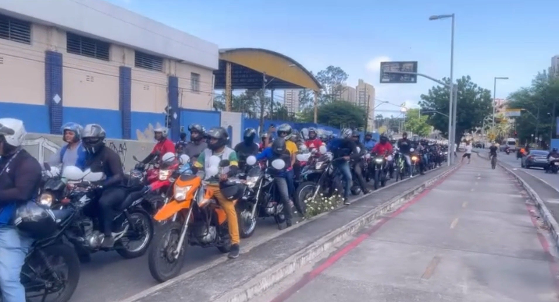 Motociclistas fazem protesto após morte de colega que foi jogado contra poste em colisão, em Fortaleza