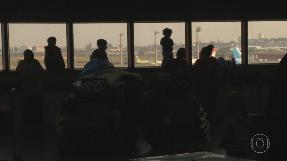 Refugiados no Aeroporto de Guarulhos — Foto: Jornal Nacional/ Reprodução