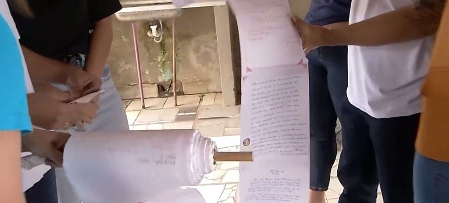 Cartas, cordel e até um pedaço de cabelo: 10 anos depois, cápsula do tempo revela memórias de estudantes de Parnamirim