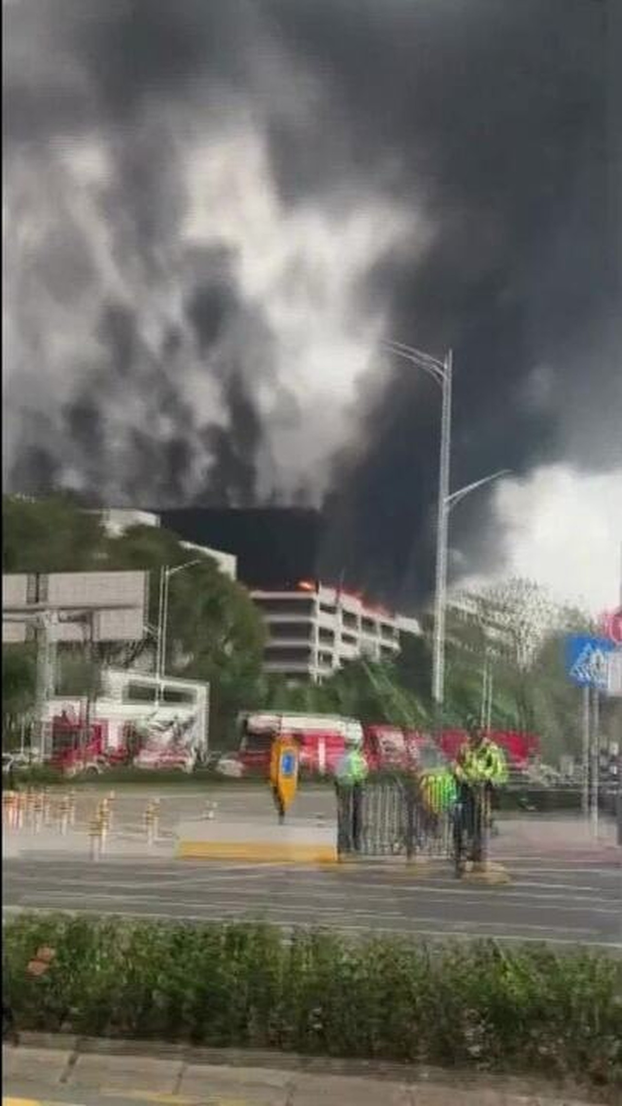 VÍDEO: Incêndio de grandes proporções atinge estacionamento da BYD na China